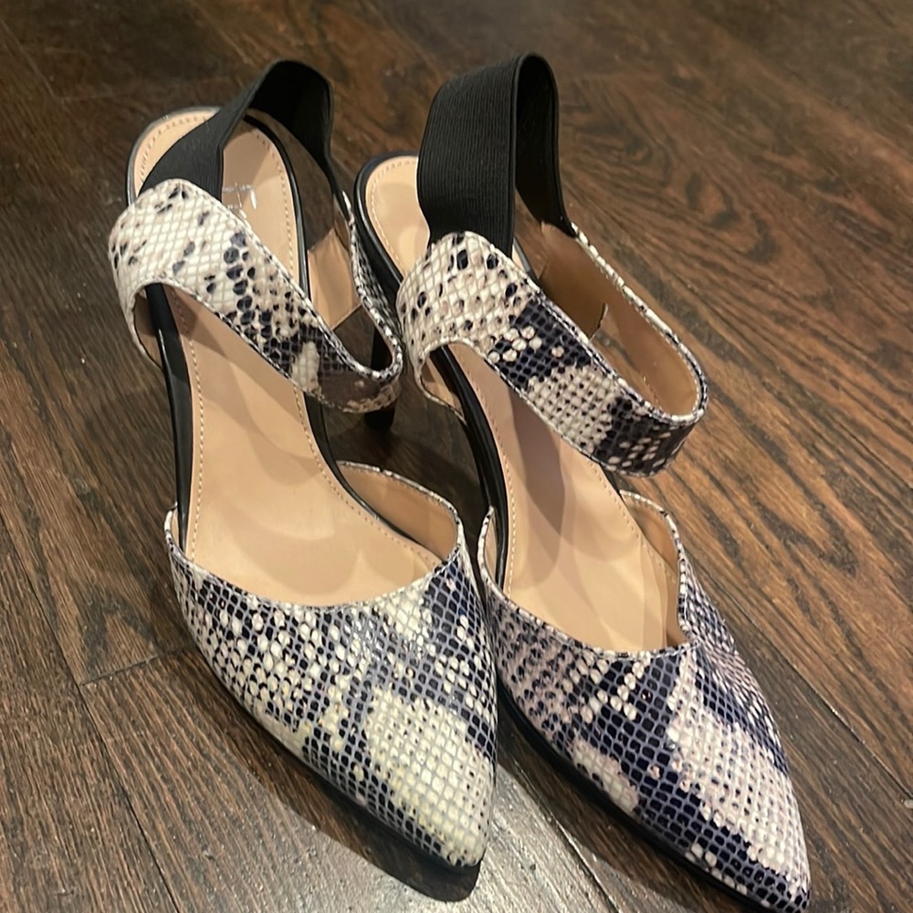 Snake print pump